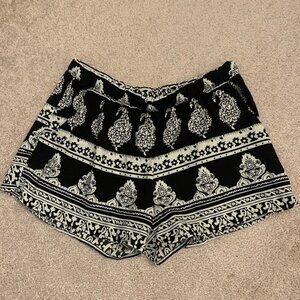 Mine. Sz Large. Elastic waist 30-34". Rayon. Pockets. USA. Border print. B44.